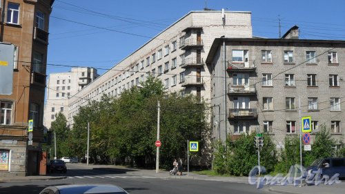 Улица Белоостровская, дом 31. 7-этажный кирпичный жилой дом. Фото 20 августа 2015 года.