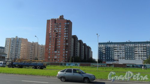 Улица Мартыновская, дом 2. 17-этажный жилой дом 2000 года постройки. Фото 20 августа 2015 года.