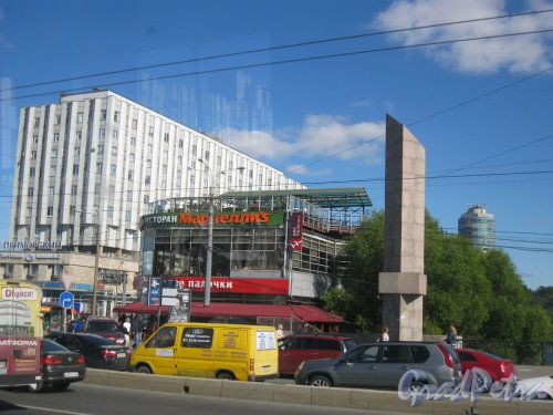 ул. Одоевского, дом 34а. Общий вид здания кафе у Наличного моста. Фото 18 августа 2015 г.
