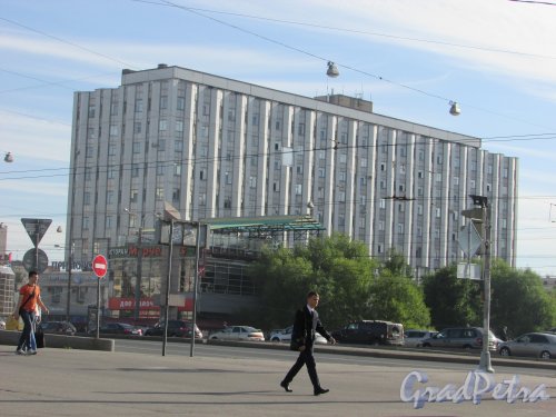 улица Одоевского, дом 29, литера А. Общий вид административного здания со стороны набережной реки Смоленки. Фото 2 сентября 2015 года.