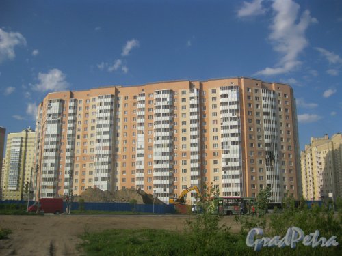 Ул. Маршала Захарова., дом 14, корпус 2. Общий вид фасада из Южно-Приморского парка. Фото 27 мая 2015 г.