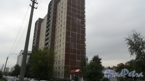 Улица Шаврова, дом 25, корпус 1. 16-этажный жилой дом 137 серии 1989 года постройки. Модификация 137.11.2. Фото 16 сентября 2015 года.