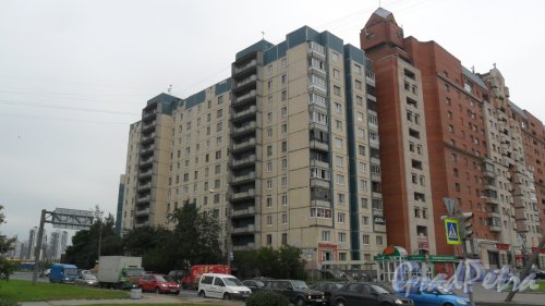Долгоозерная улица, дом 13. 12-этажный жилой дом 137 серии 1989 года постройки. 2 парадные. 120 квартир. Фото 16 сентября 2015 года.