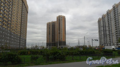пос. Парголово, ЖК «Бумеранг». Ольгинская дорога, участок 13. Строительство 24-этажного дома. Фото 5 октября 2015 года.