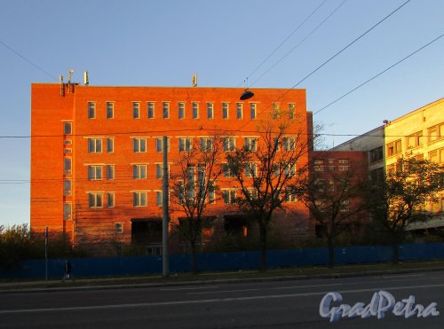 Варшавская улица, дом 11 (левая часть). Общий вид административного здания со стороны Благодатной улицы. Фото 11 октября 2015 года.