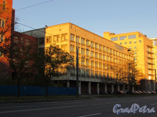 Варшавская улица, дом 11 (правая часть). Общий вид административного здания со стороны Благодатной улицы. Фото 11 октября 2015 года.