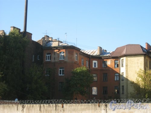 Ул. Смолячкова, дом 15-17. Фрагмент здания. Вид с Гренадерской ул. Фото 11 сентября 2015 г.