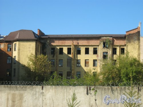 Ул. Смолячкова, дом 15-17. Фрагмент расселяемой части здания. Вид с Гренадерской ул. Фото 11 сентября 2015 г.