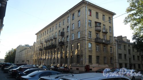 Улица Михайлова,дом 10, литер А. 5-этажный жилой дом 1956 года постройки. 2 парадные. 32 квартиры. Фото 12 октября 2015 года.