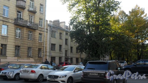 Улица Михайлова, дом 10, литер Б. 3-этажный жилой дом 1935 года постройки. 3 парадные. 18 квартир. Фото 12 октября 2015 года.