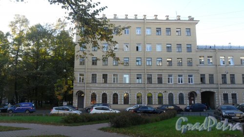 Улица Михайлова, дом 8, литера А. Левая часть дома (на картах иногда отображается как дом 6). Изначально дом был 2-этажным, 3 этажа-это надстройка. Фото 12 октября 2015 года.