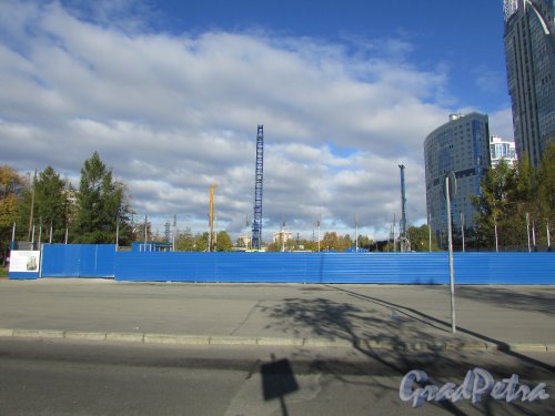 Жилой комплекс «Кремлевские звезды». Общий вид строительной площадки со стороны улицы Типанова. Фото 15 октября 2015 года.