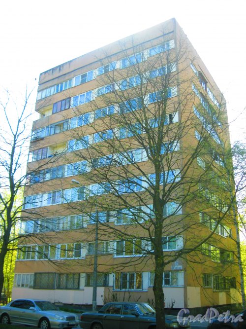 Ул. Козлова, дом 43, корпус 1. Общий вид с чётной стороны улицы. Фото 10 мая 2015 г.