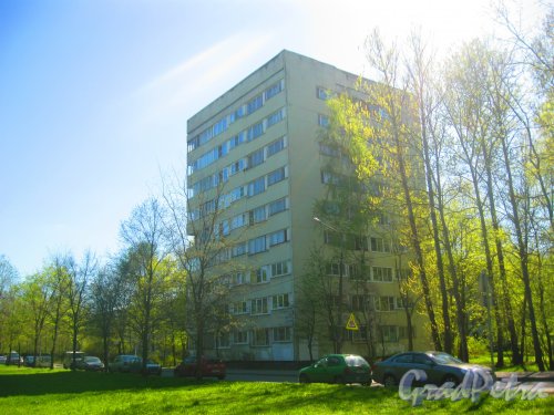 Ул. Козлова, дом 45, корпус 1. Общий вид здания. Фото 10 мая 2015 г.