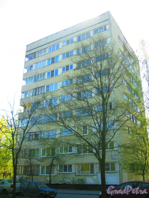 Ул. Козлова, дом 45, корпус 1. Общий вид здания. Фото 10 мая 2015 г.
