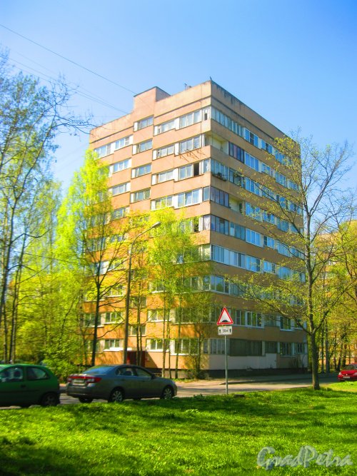 Ул. Козлова, дом 43, корпус 1. Общий вид здания. Фото 10 мая 2015 г.