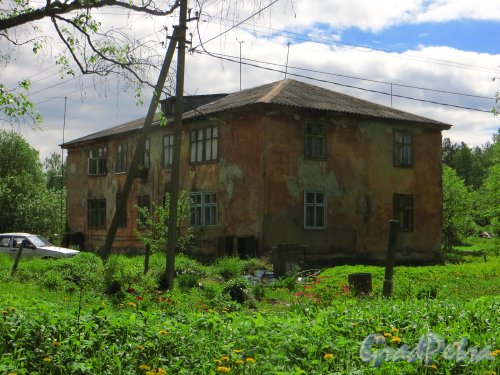 Ленинградская область, Всеволожский район, деревня Васкелово. Общий вид дома 34 по Автоколонной улице. Фото 2 июня 2015 года.