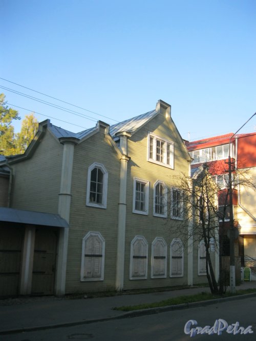 г. Ломоносов, Еленинская ул., дом 22. Общий вид здания. Фото 11 сентября 2015 г.