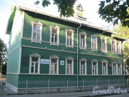 г. Ломоносов, Еленинская ул., дом 16. Фрагмент фасада здания. Фото 11 сентября 2015 г.