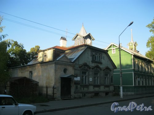 г. Ломоносов, Еленинская ул., дом 14. Общий вид здания. Фото 11 сентября 2015 г.