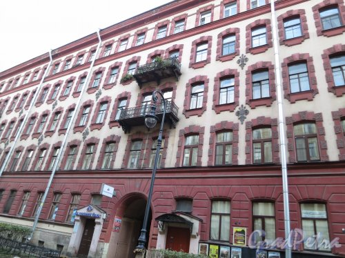Пушкинская улица, дом 9, литера А. Центральная часть фасада здания.