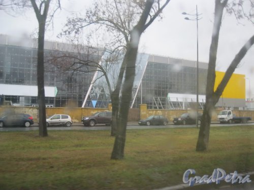 Черниговская ул., дом 15 (ориентировочный адрес). Общий вид здания строящегося гипермаркета «Лента» с Лиговского пр. Фото 11 ноября 2015 г.