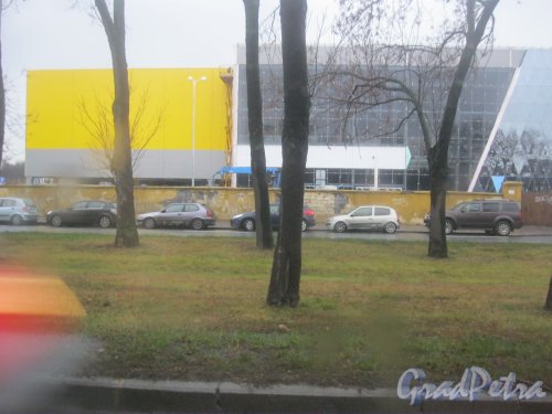 Черниговская ул., дом 15 (ориентировочный адрес). Общий вид здания строящегося гипермаркета «Лента» с Лиговского пр. Фото 11 ноября 2015 г.