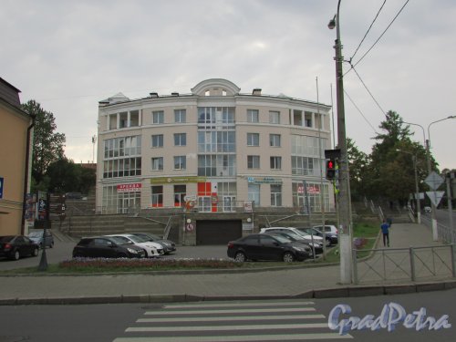 город Ломоносов, Еленинская улица, дом 4, литера А Фасад здания со стороны Дворцового проспекта. Фото 18 сентября 2015 года.