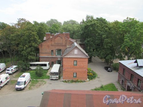 город Ломоносов, Еленинская улица, дом 13, литера Е. Общий вид здания со стороны главного корпуса. Фото 18 сентября 2015 года.