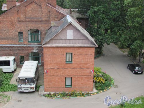 город Ломоносов, Еленинская улица, дом 13, литера Е. Торец пристройки со стороны главного корпуса. Фото 18 сентября 2015 года.