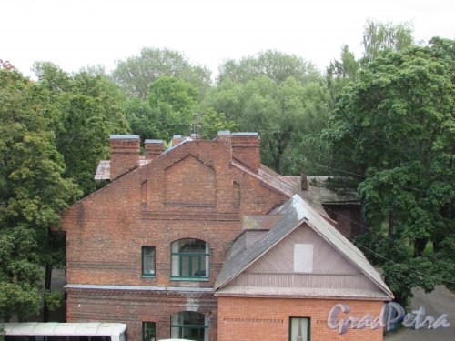 город Ломоносов, Еленинская улица, дом 13, литера Е. Верхняя часть старой части здания со стороны главного корпуса. Фото 18 сентября 2015 года.