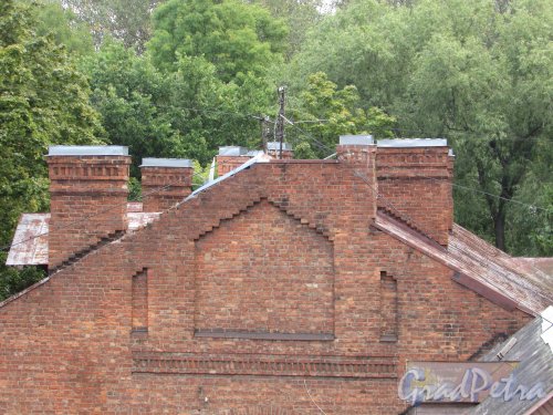 город Ломоносов, Еленинская улица, дом 13, литера Е. Кирпичная кладка старой части здания со стороны главного корпуса больницы. Фото 18 сентября 2015 года.