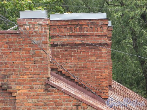 город Ломоносов, Еленинская улица, дом 13, литера Е. Фрагмент кирпичной кладки дымовых труб. Фото 18 сентября 2015 года.