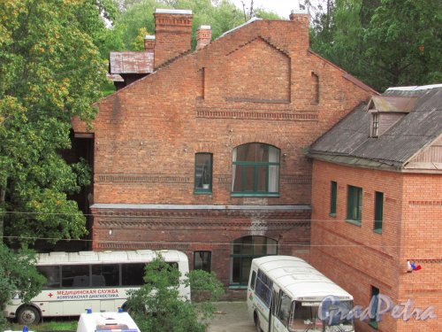 город Ломоносов, Еленинская улица, дом 13, литера Е. Общий вид здания со стороны главного корпуса больницы. Фото 18 сентября 2015 года.
