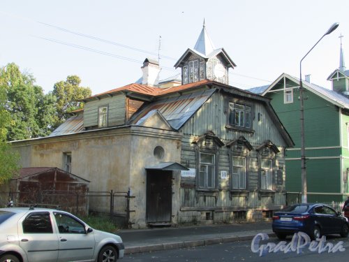 город Ломоносов, Еленинская улица, дом 14, литера А. Общий вид здания. Фото 18 сентября 2015 года.