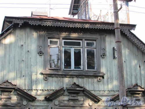 город Ломоносов, Еленинская улица, дом 14, литера А. Фрагмент фасада здания на уровне второго этажа и оконные наличники. Фото 18 сентября 2015 года.