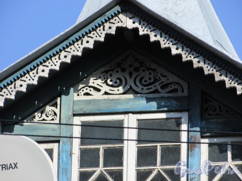 город Ломоносов, Еленинская улица, дом 14, литера А. Фрагмент деревянной резьбы в оформление бельведера. Фото 18 сентября 2015 года.