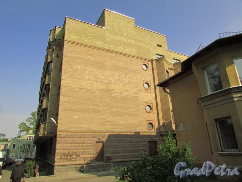 город Ломоносов, Еленинская улица, дом 19. Торец здания со стороны Владимирской улицы. Фото 18 сентября 2015 года.