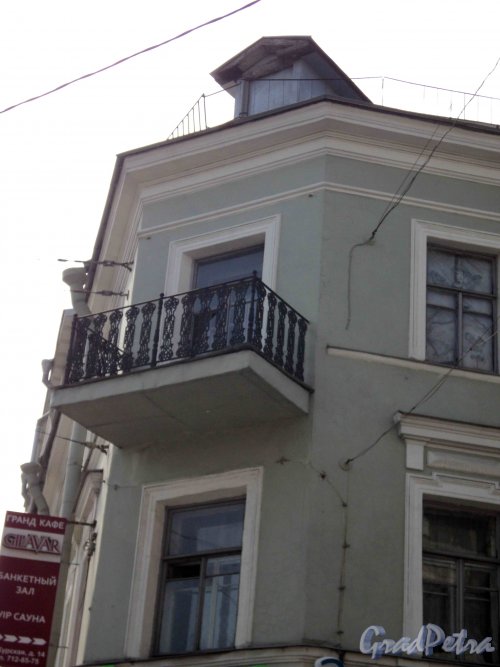 Курская улица, дом 13 (угловая часть) / Лиговский проспект, дом 193.Балкон угловой части. Фото 17 мая 2010 года.