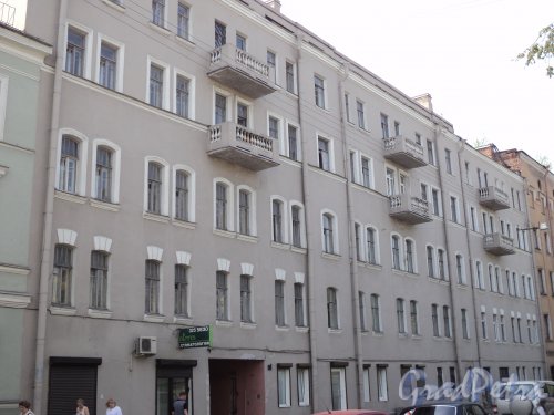 Курская улица, дом 13 (правая часть). Общий вид фасада здания по Курской улице. Фото 17 мая 2010 года.