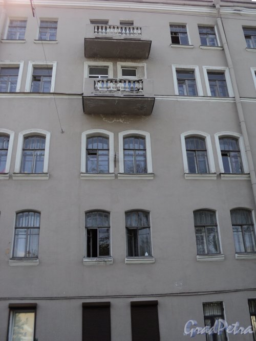 Курская улица, дом 13 (правая часть). Фрагмент центральной части фасада по Курской улице. Фото 17 мая 2010 года.