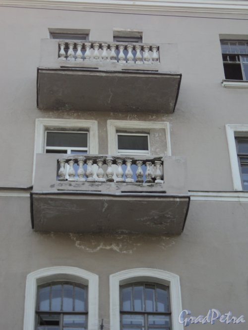 Курская улица, дом 13 (правая часть). Балконы со стороны Курской улицы. Фото 17 мая 2010 года.