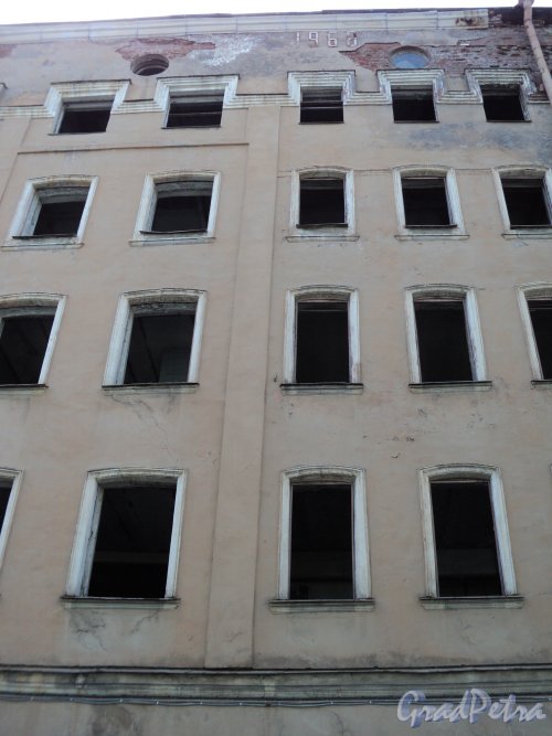 Курская улица, дом 11 (левая часть). Здание бань Ф. К. Кудрявцева. Фрагмент центральной части фасада. Фото 17 мая 2010 года.