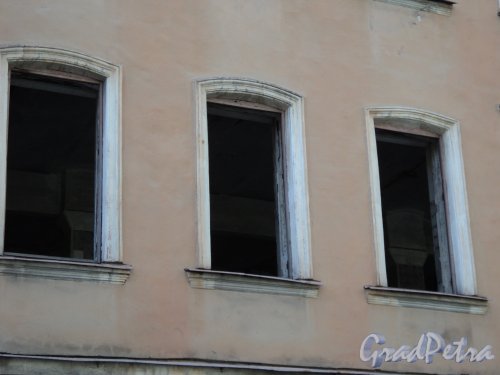 Курская улица, дом 11 (левая часть). Здание бань Ф. К. Кудрявцева. Оформление окон. Фото 17 мая 2010 года.
