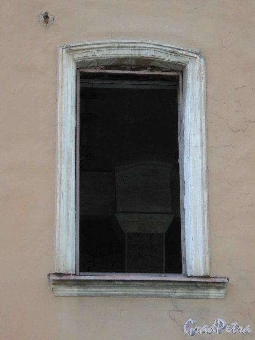 Курская улица, дом 11 (левая часть). Здание бань Ф. К. Кудрявцева. Оконный проём. Фото 17 мая 2010 года.
