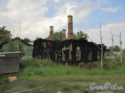  город Ломоносов, улица Рубакина, дом 11, литера А. Общий вид сгоревшего здания. Фото 18 сентября 2015 года.