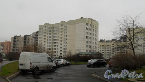 Улица Глухарская, дом 5, корпус 1. 10-этажный жилой дом серии 600.11 2004 года постройки. 5 парадных. 192 квартиры. Фото 20 ноября 2015 года.