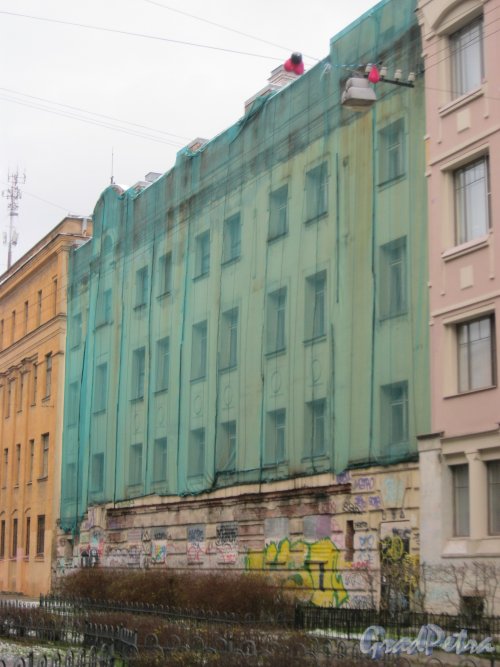 Введенская ул., дом 15. Фрагмент здания. Вид с ул. Лизы Чайкиной. Фото 23 ноября 2015 г.
