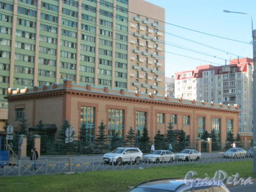 Наличная ул., дом 46, корпус 2 (на переднем плане) и корпус 1 (на заднем плане). Общий вид зданий. Фото 31 августа 2015 г.