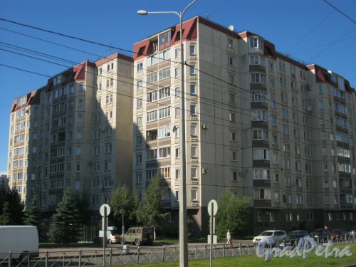 Наличная ул., дом 48, корпуса 2 (слева) и 1 (справа и в центре фото). Общий вид. Фото 31 августа 2015 г.